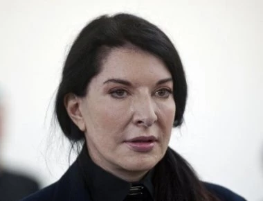 Η περφόρμερ Μαρίνα Αμπράμοβιτς δέχτηκε επίθεση με το... πορτραίτο της στη Φλωρεντία! (βίντεο)